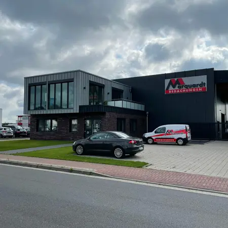 Modernes Bürogebäude mit Marquardt Bedachungen Logo und Firmenfahrzeug auf dem Parkplatz.
